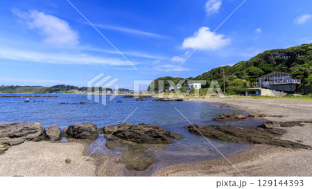 三浦半島の相模湾より和田長浜の夏 129144393