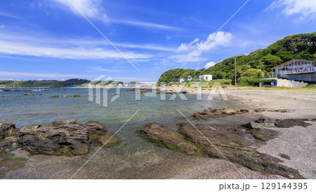 三浦半島の相模湾より和田長浜の夏 129144395
