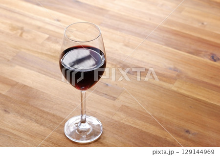 ワイングラスに注がれた赤ワイン 129144969