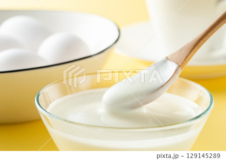 ヨーグルトを食べる 129145289