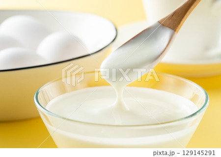 ヨーグルトを食べる ヨーグルトを食べる 129145291