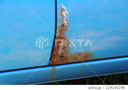 車のドアにあいた腐食による穴 車のドアにあいた腐食による穴 129145296