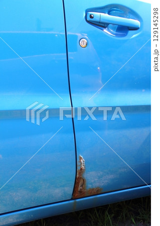 車のドアにあいた腐食による穴 129145298