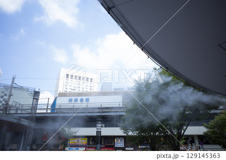 ミストが降り注ぐ有楽町駅前の風景 129145363