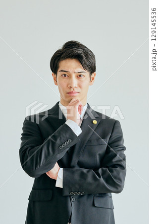 あごに手を当てて考える20代の若い弁護士 129145536