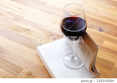 ワインのグラスと本 - 赤ワインを飲みながら読書を楽しんでいるイメージ ワインのグラスと本 - 赤ワインを飲みながら読書を楽しんでいるイメージ 129145684