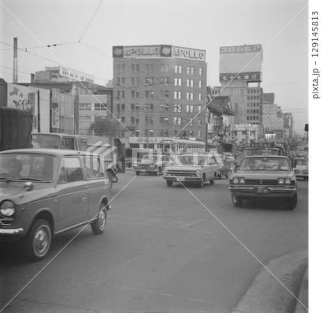 古写真　1967年12月　東京　晴海通りの東銀座交差点 129145813