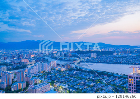 【福岡県】福岡タワーから眺める福岡市の街並み　夕景 129146260