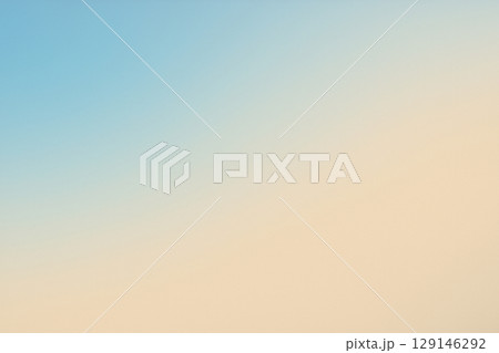 スカイブルーとサンドベージュがにじむ自然な背景 129146292