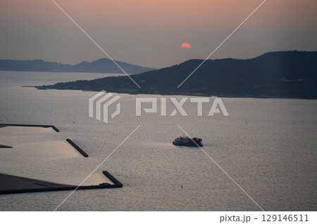 【福岡県】福岡タワーから眺める博多湾の夕暮れ 129146511