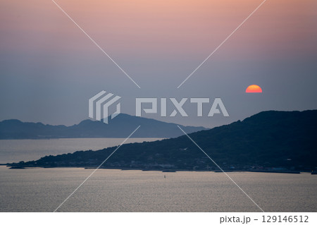 【福岡県】福岡タワーから眺める博多湾の夕暮れ 【福岡県】福岡タワーから眺める博多湾の夕暮れ 129146512