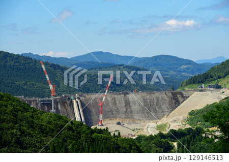 姿を現した成瀬ダム堤体　2025年8月成瀬ダム工事現場　赤滝大橋より　秋田県 129146513
