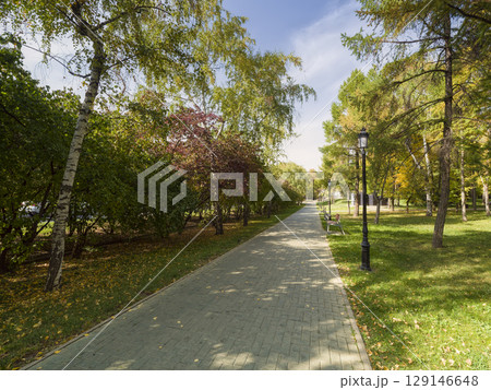 アルマトイ・緑あふれる公園の遊歩道 / Almaty, Kazakhstan 129146648
