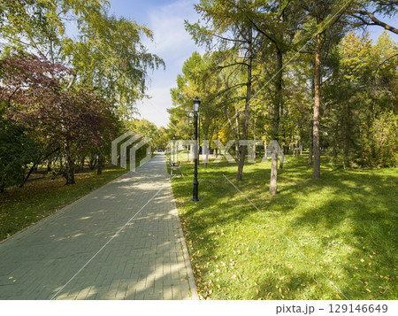 アルマトイ・緑あふれる公園の遊歩道 / Almaty, Kazakhstan アルマトイ・緑あふれる公園の遊歩道 / Almaty, Kazakhstan 129146649