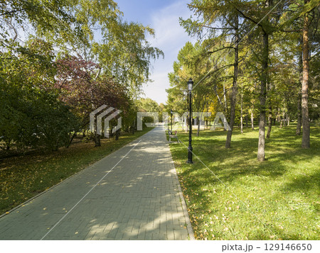 アルマトイ・緑あふれる公園の遊歩道 / Almaty, Kazakhstan 129146650