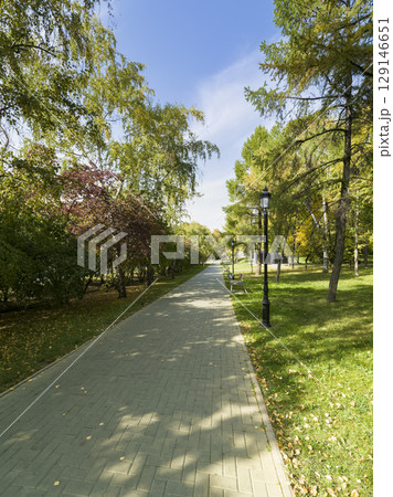 アルマトイ・緑あふれる公園の遊歩道 / Almaty, Kazakhstan 129146651