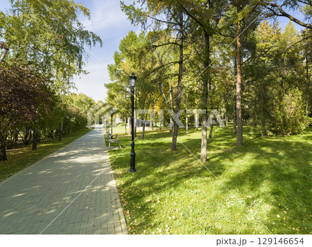 アルマトイ・緑あふれる公園の遊歩道 / Almaty, Kazakhstan 129146654