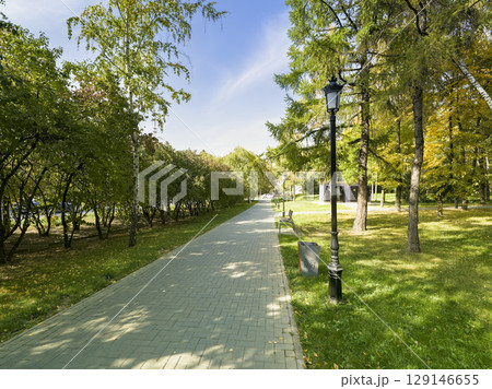 アルマトイ・緑あふれる公園の遊歩道 / Almaty, Kazakhstan アルマトイ・緑あふれる公園の遊歩道 / Almaty, Kazakhstan 129146655