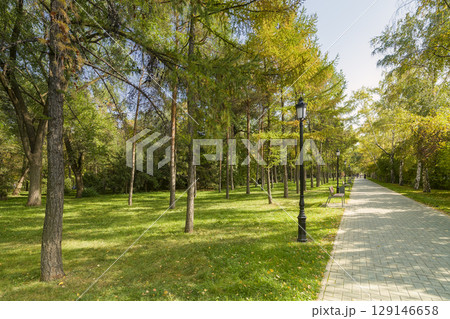アルマトイ・緑あふれる公園の遊歩道 / Almaty, Kazakhstan 129146658