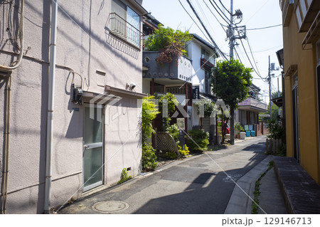 路地裏の細い路地 129146713