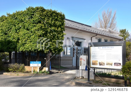 松本市 旧開智学校入口と案内板 松本市 旧開智学校入口と案内板 129146878