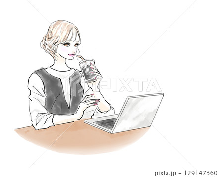 カフェで作業する女性 129147360