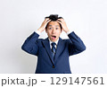 生え際の後退に驚く男性 129147561