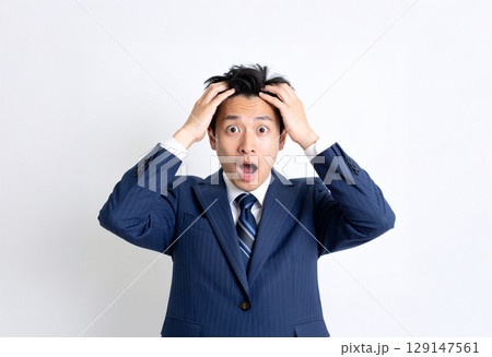 生え際の後退に驚く男性 生え際の後退に驚く男性 129147561