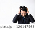 ストレスで薄毛に悩む男性 129147563