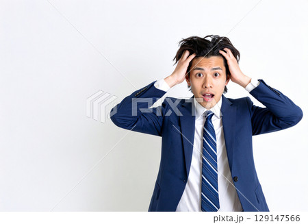 抜け毛が多くAGA治療すべきか悩む男性 129147566