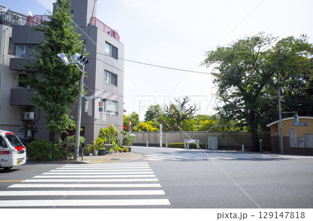 住宅街の交差点を通過する 住宅街の交差点を通過する 129147818
