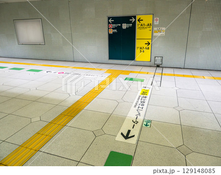 地下連絡通路に掲示された出口案内と地下鉄のりかえ案内 129148085