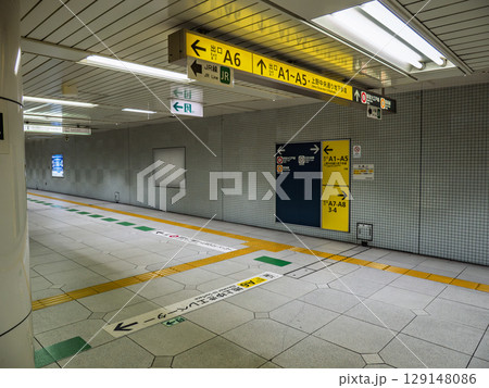 地下連絡通路に掲示された出口案内と地下鉄のりかえ案内 地下連絡通路に掲示された出口案内と地下鉄のりかえ案内 129148086