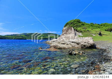 【島根県】快晴の島津島の白壁（隠岐の島　知夫里島） 129148144