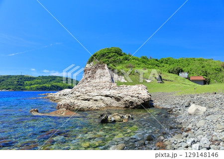 【島根県】快晴の島津島の白壁（隠岐の島　知夫里島） 129148146