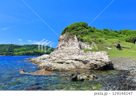 【島根県】快晴の島津島の白壁（隠岐の島　知夫里島） 129148147