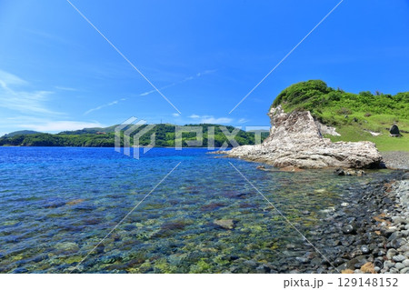【島根県】快晴の島津島の白壁（隠岐の島　知夫里島） 129148152