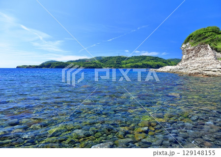 【島根県】快晴の島津島の白壁（隠岐の島　知夫里島） 129148155
