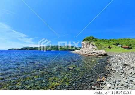 【島根県】快晴の島津島の白壁（隠岐の島　知夫里島） 129148157