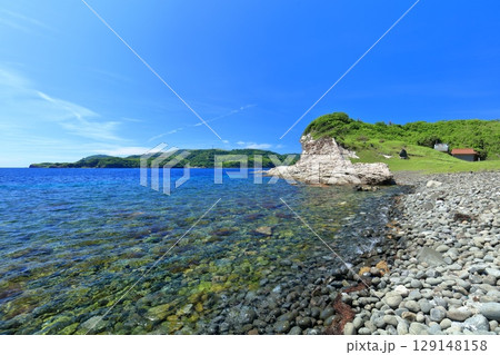 【島根県】快晴の島津島の白壁（隠岐の島　知夫里島） 129148158