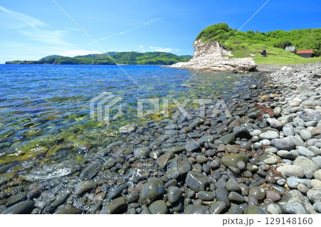 【島根県】快晴の島津島の白壁（隠岐の島　知夫里島） 129148160