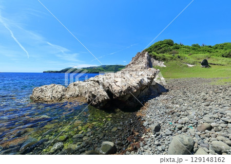 【島根県】快晴の島津島の白壁（隠岐の島　知夫里島） 129148162