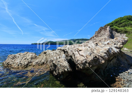 【島根県】快晴の島津島の白壁（隠岐の島　知夫里島） 129148163