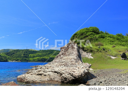 【島根県】快晴の島津島の白壁（隠岐の島　知夫里島） 129148204