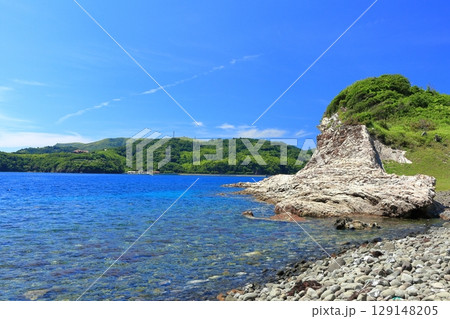 【島根県】快晴の島津島の白壁（隠岐の島　知夫里島） 129148205