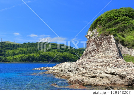 【島根県】快晴の島津島の白壁(隠岐の島 知夫里島) 【島根県】快晴の島津島の白壁(隠岐の島 知夫里島) 129148207