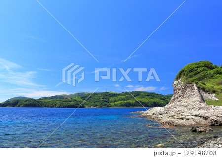【島根県】快晴の島津島の白壁（隠岐の島　知夫里島） 129148208