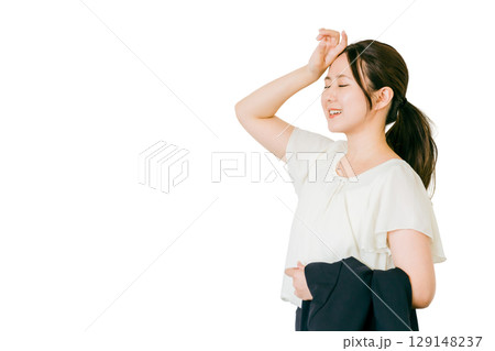 額の汗を拭う若いアジア人ビジネスウーマン（熱中症・夏バテ・発汗・汗・猛暑・暑い） 129148237