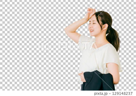 額の汗を拭う若いアジア人ビジネスウーマン（熱中症・夏バテ・発汗・汗・猛暑・暑い） 129148237