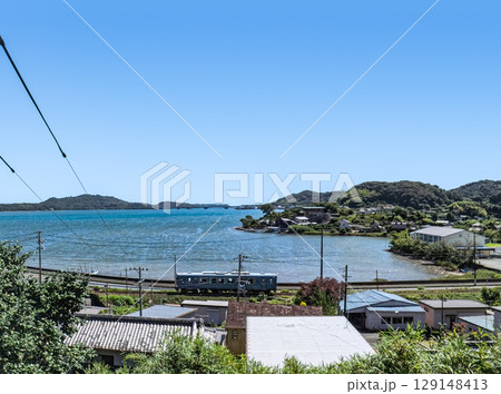 静岡県浜松市の奥浜名湖を背景に走る天竜浜名湖鉄道, 129148413